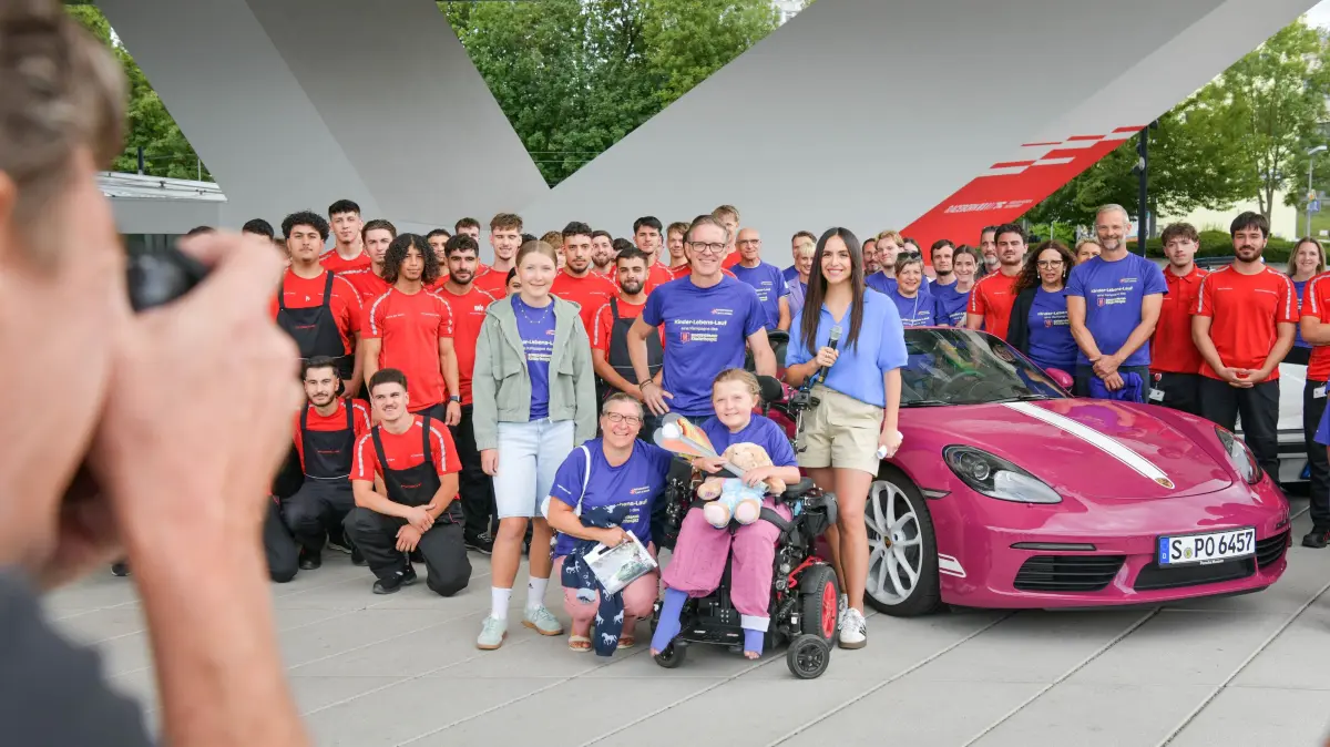 Porsche, Kinder-Lebens-Lauf: Stuttgart, Porscheplatz, Stuttgart-Etappe des Kinder-Lebens-Laufs, einer bundesweiten Initiative des Bundesverbands Kinderhospiz e.V., mit Porsche als Hauptsponsor. Ab 14.30 Uhr am Porsche Museum. 15 Uhr Start des Porsche-Konvois zum Rathaus Stuttgart mit Lebens-Lauf-Fackel