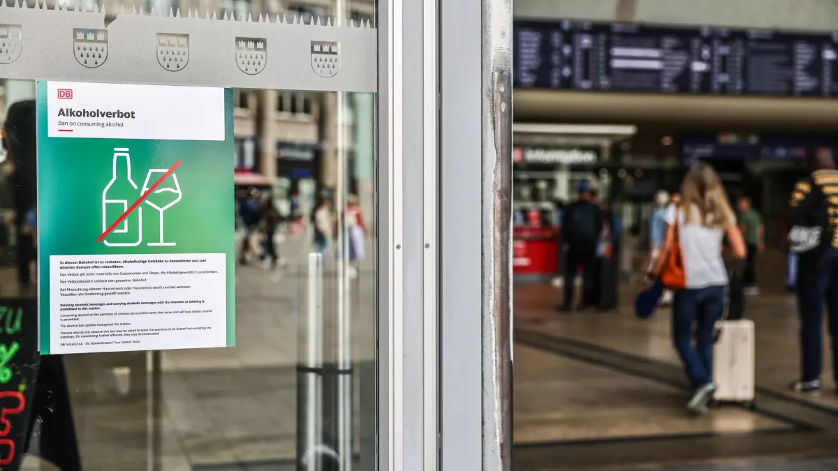 Alkoholverbot an Bahnhöfen - Köln: ILLUSTRATION - 21.07.2026, Nordrhein-Westfalen, Köln: Ein Hinweisschild auf das Alkoholverbot hängt am Eingang zum Hauptbahnhof. Die Deutsche Bahn will Alkohol an allen Bahnhöfen in Deutschland verbieten. Foto: Oliver Berg/dpa +++ dpa-Bildfunk +++