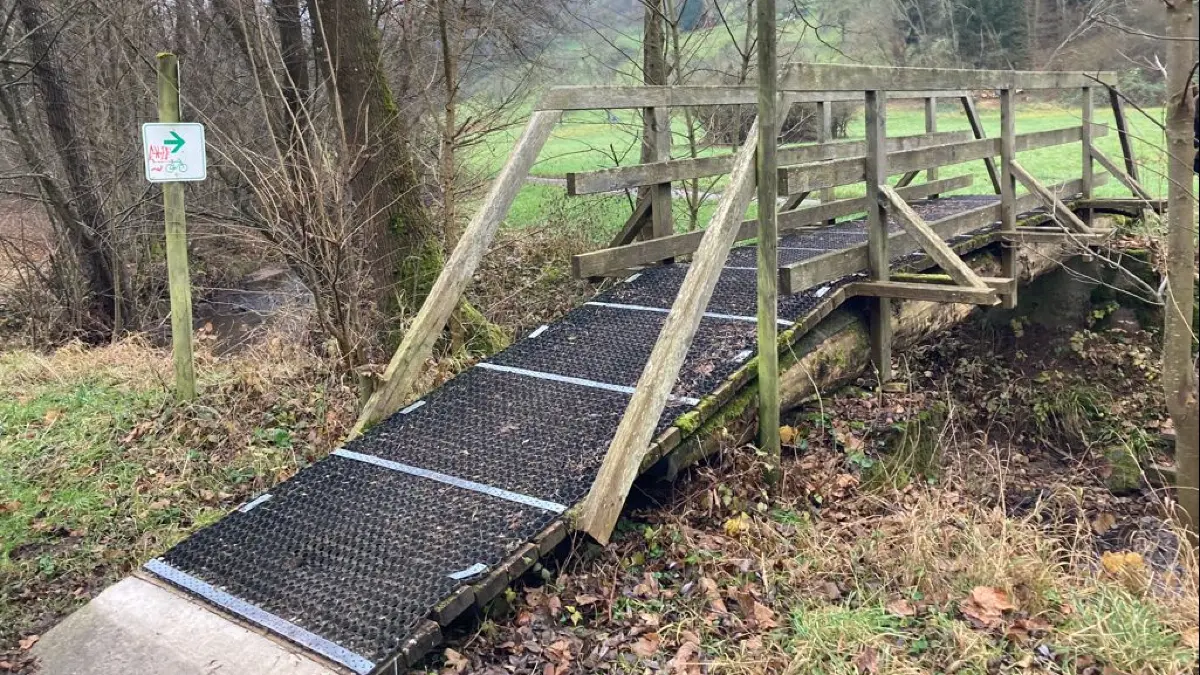 Gefahr für Fußgänger und Radfahrer: Die Holzbrücke ist derzeit nicht benutzbar