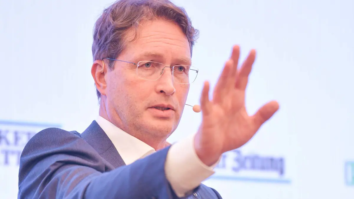 Wohin lenkt Ola Källenius Mercedes?: Stuttgart, Sparkassenakademie Stuttgart
Wege aus der Autokrise – Wohin lenkt Ola Källenius Mercedes?
„Treffpunkt Foyer“ und „StZ im Gespräch“