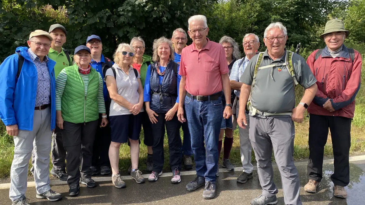 Ex-MP Winfried Kretschmann (5. von rechts) mit der Wandergruppe des Schwäbischen Albvereins Weil im Schönbuch.