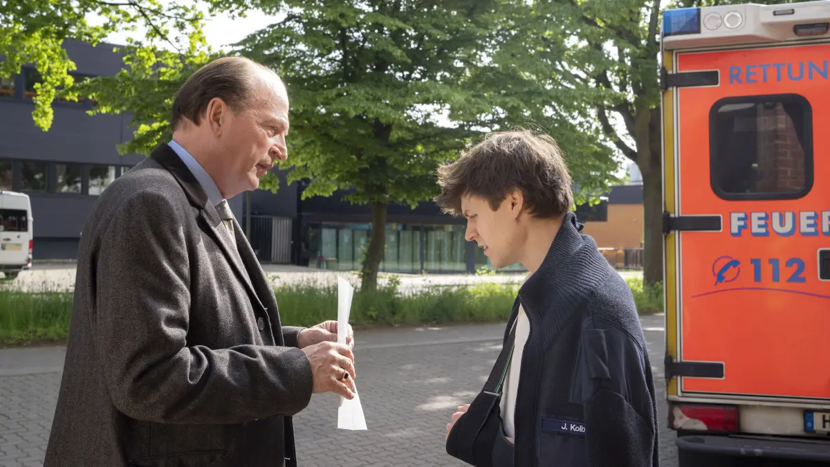 ARD DIE KANZLEI VI. STAFFEL, FOLGE 69 (WH.), "Unter Druck", am Dienstag (21.07.26) um 20:15 Uhr im ERSTEN.
Anwalt Markus Gellert (Herbert Knaup, l.) vertritt den Rettungssanitäter Jens Kolbe (Tom Böttcher, r.), der mit seinem Wagen einen Unfall verursacht haben soll.
© ARD/Georges Pauly, honorarfrei - Verwendung gemäß der AGB im engen inhaltlichen, redaktionellen Zusammenhang mit genannter ARD-Sendung bei Nennung "Bild: ARD/Georges Pauly" (S2). ARD-Programmdirektion/Bildredaktion, pressefoto.daserste@ard.de