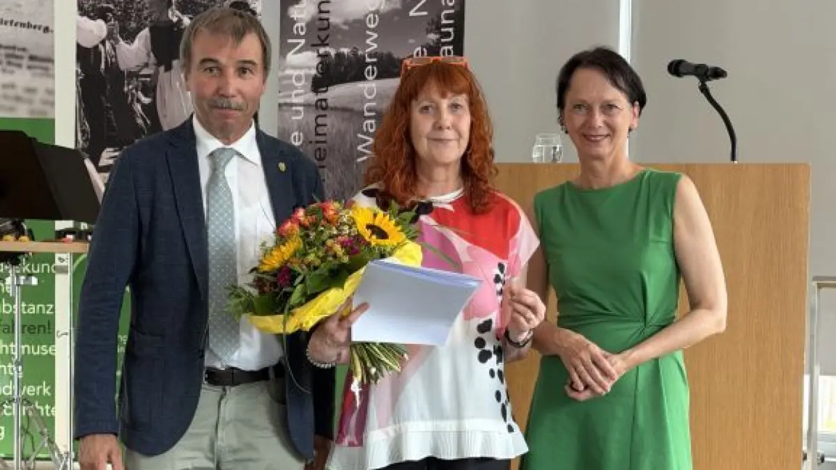 Regierungspräsidentin Susanne Bay und der Vorsitzende des Arbeitskreises Heimatpflege, Konrad Epple MdL, haben heute Abend (13. Juli 2026) zum 25. Mal die Ehrennadel des Arbeitskreises Heimatpflege im Regierungsbezirk Stuttgart e. V. verliehen