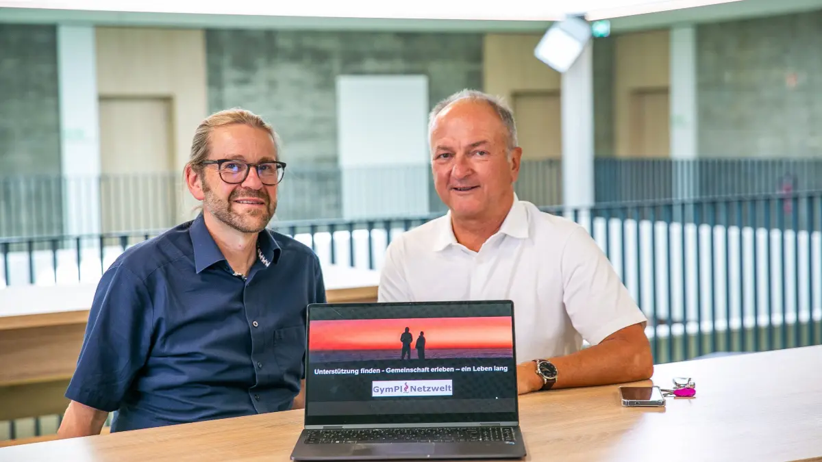 foto: Roberto Bulgrin
22. 07. 2026
Plochingen, Gymnasium, Martin Groeschel (Brille) und Andreas Bauer haben eine Plattform entwickelt die ehemalige und aktuelle Schueler sowie Lehrkraefte vernetzt