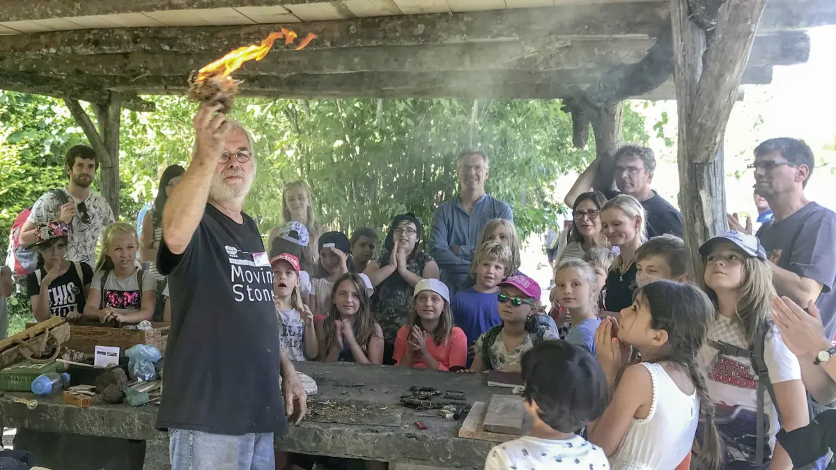 Im Pfahlbautenmuseum lernt man wie beschwerlich es für die Steinzeitmenschen war, Feuer zu machen.