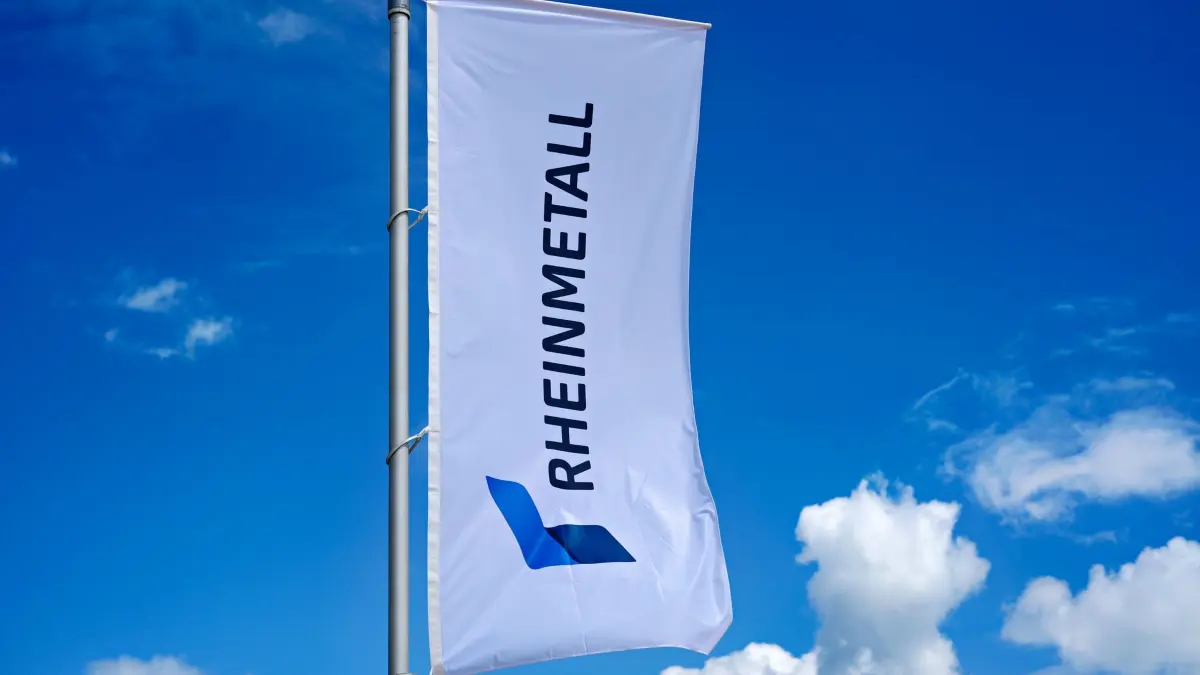 Grundsteinlegung für Rheinmetall AG Pulverwerk: 22.07.2026, Bayern, Aschau A. Inn: Eine Flagge der Rheinmetall AG weht anlässlich der Grundsteinlegung für ein Pulverwerk der Firma über dem Werksgelände. Foto: Uwe Lein/dpa +++ dpa-Bildfunk +++