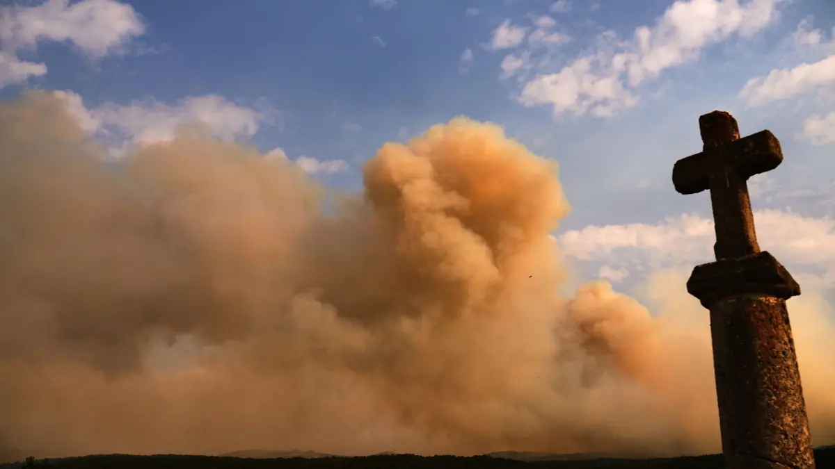 Waldbrände in Spanien: 22.07.2026, Spanien, Condemios de Arriba: Über dem Horizont steigt Rauch auf, während sich ein Waldbrand in der Nähe von Condemios de Arriba in der Provinz Guadalajara weiter ausbreitet. Der Brand hat rund 32.000 Hektar Land verwüstet und zählt zu den größten Bränden der jüngeren Geschichte Spaniens. Foto: Manu Fernandez/AP/dpa +++ dpa-Bildfunk +++