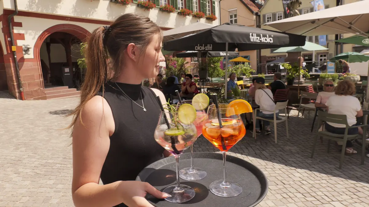 Strandsommer: Weil der Stadt Weilderstadt - Gastro auf dem Weiler Strandsommer: Die Besucherzahlen boomen für die ansässigen Gastronomen. Wie das Geschäft während der fünfwöchigen Veranstaltung läuft - und warum sich einige wenige Anwohner wohl beschweren- Im Bild: Am Marktpl8tz