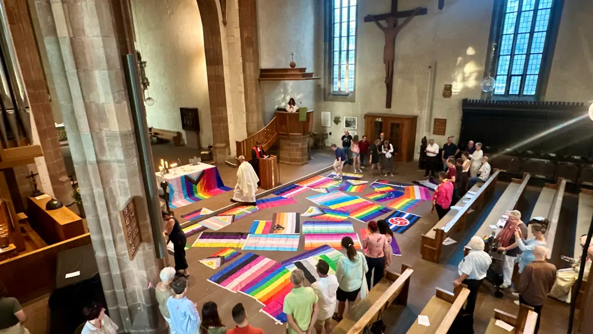Knallbunter CSD-Gottesdienst in der Leonhardskirche