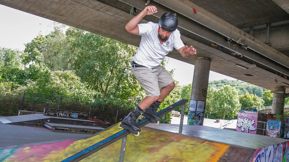 foto: Roberto Bulgrin
22. 07. 2026
Esslingen, Skatepark unter der Adenauerbruecke. In Esslingen gibt es noch eine sehr aktive Inlineskater-Szene. Wir sprechen mit einem Kind der 90er, der dem Sport treu geblieben ist und in Esslingen regelmäßig Contests organisiert