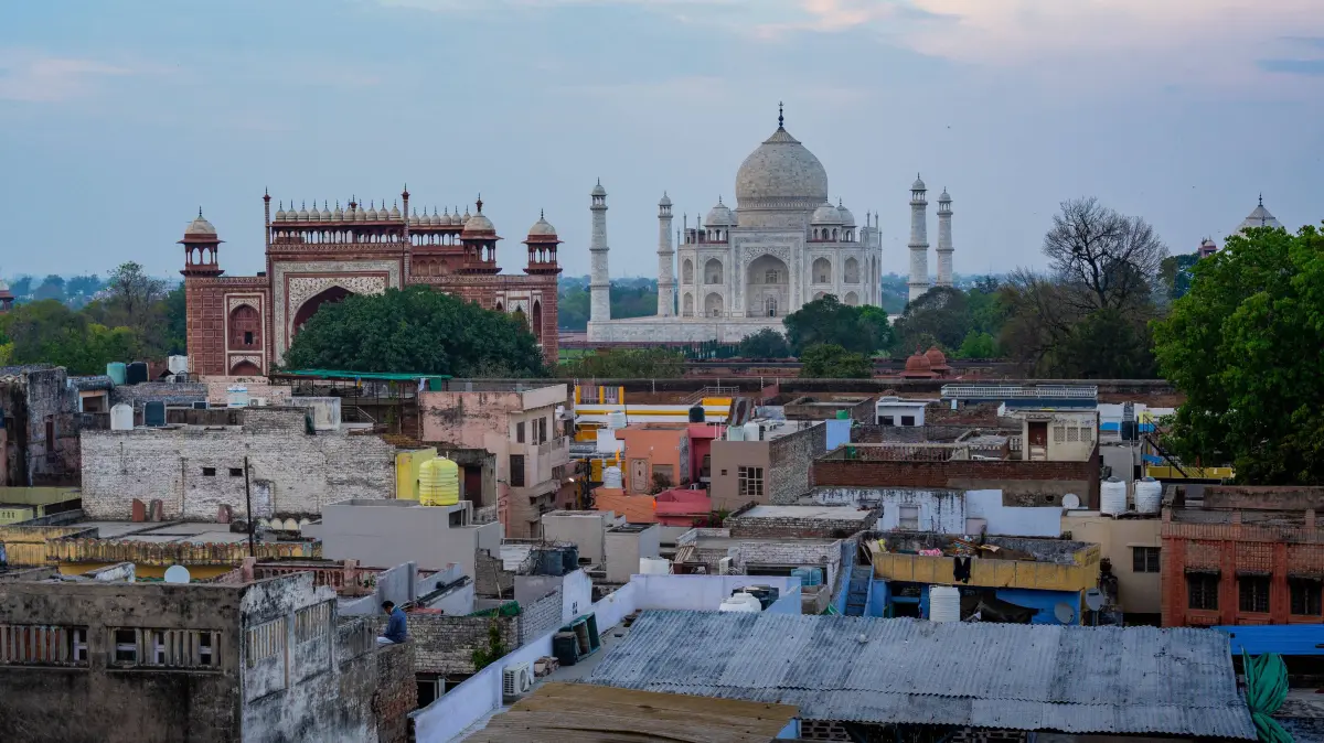 Der Taj Mahal zählt zu den Weltwundern der Neuzeit und ist für indische Brautpaare ein ikonisches Reiseziel. Rund herum sieht man aber auch viel Armut.