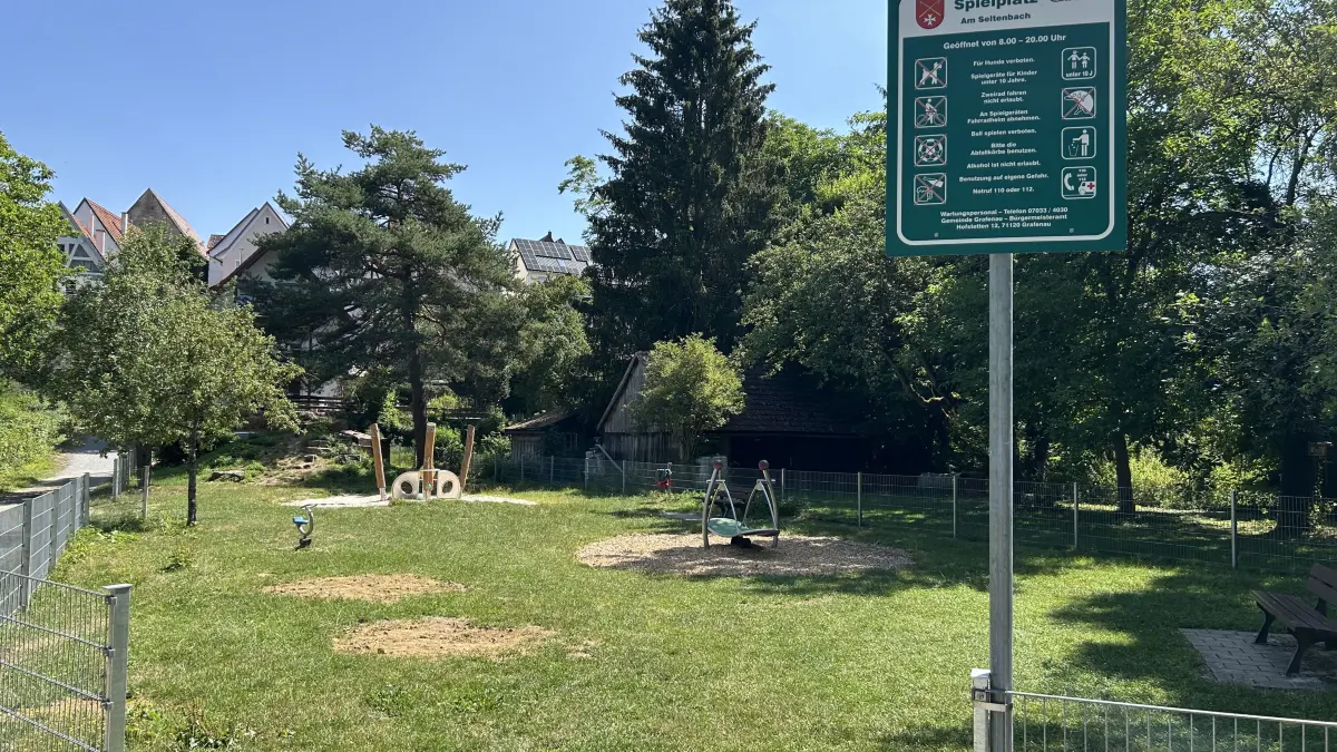 Spielplatz am Seltenbach in Döffingen: zwei kreisrunde Leerstellen, wo vorher Spielgeräte waren.