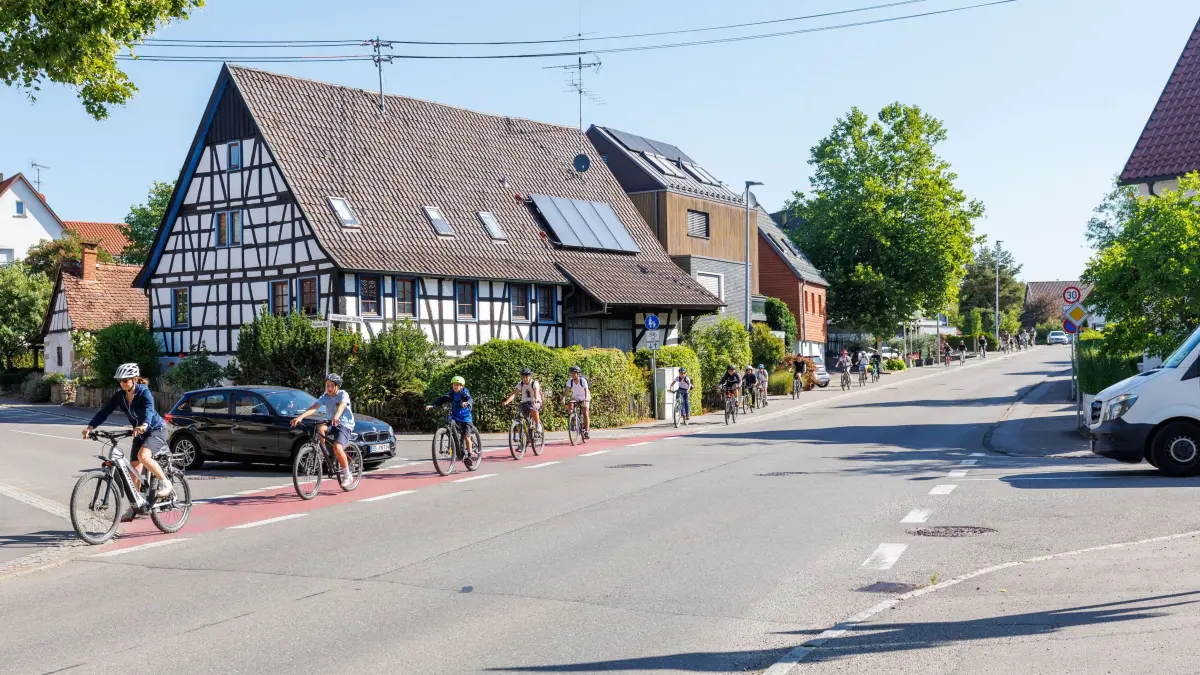 Altdorf.: Altdorf, Holzgerlinger Straße, Radfahrer, Ortsdurchfahrt, Radweg,