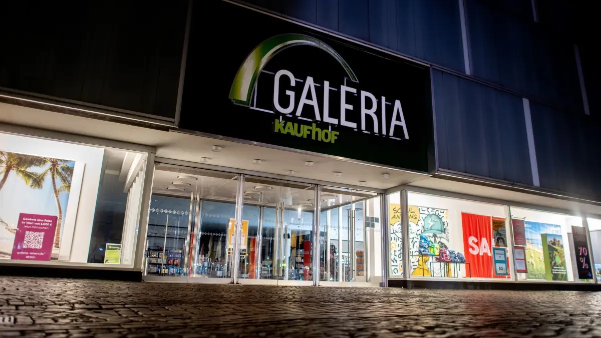 Galeria Karstadt Kaufhof - Oldenburg: ARCHIV - 22.02.2023, Niedersachsen, Oldenburg: Ein Logo hängt an einer Filiale von Galeria Karstadt Kaufhof in der Innenstadt. (zu dpa: «Zwei Galeria-Filialen in Niedersachsen droht das Aus») Foto: Hauke-Christian Dittrich/dpa +++ dpa-Bildfunk +++