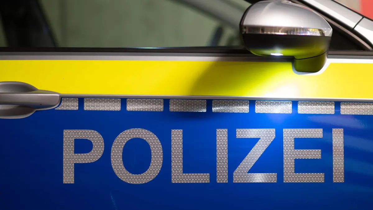 Polizeieinsatz: ARCHIV - 18.01.2024, Sachsen, Dresden: Das Wort Polizei ist auf der Tür eines Polizeiautos zu lesen. (zu dpa: «Schüsse vor Imbiss in Coswig - 35-Jähriger bleibt unverletzt») Foto: Robert Michael/dpa +++ dpa-Bildfunk +++