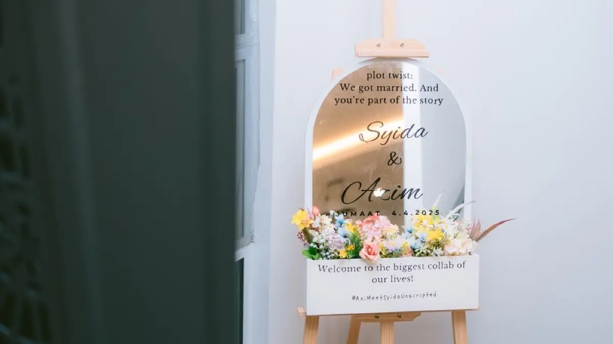 Selbstgebasteltes Willkommensschild mit Blumenkasten.