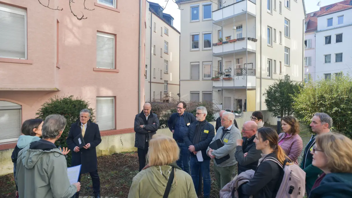 Im März sprach Oberbürgermeister Frank Nopper mit Vertretern des Aktionsbündnisses Nein zum Maßregelvollzug in Bad Cannstatt beim ehemaligen Rotkreuzkrankenhaus.
