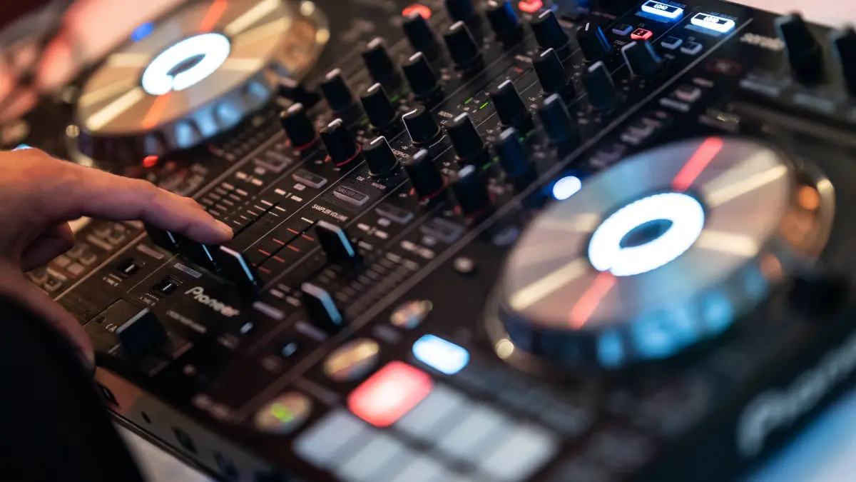Vier DJs sorgen für die passenden Beats.