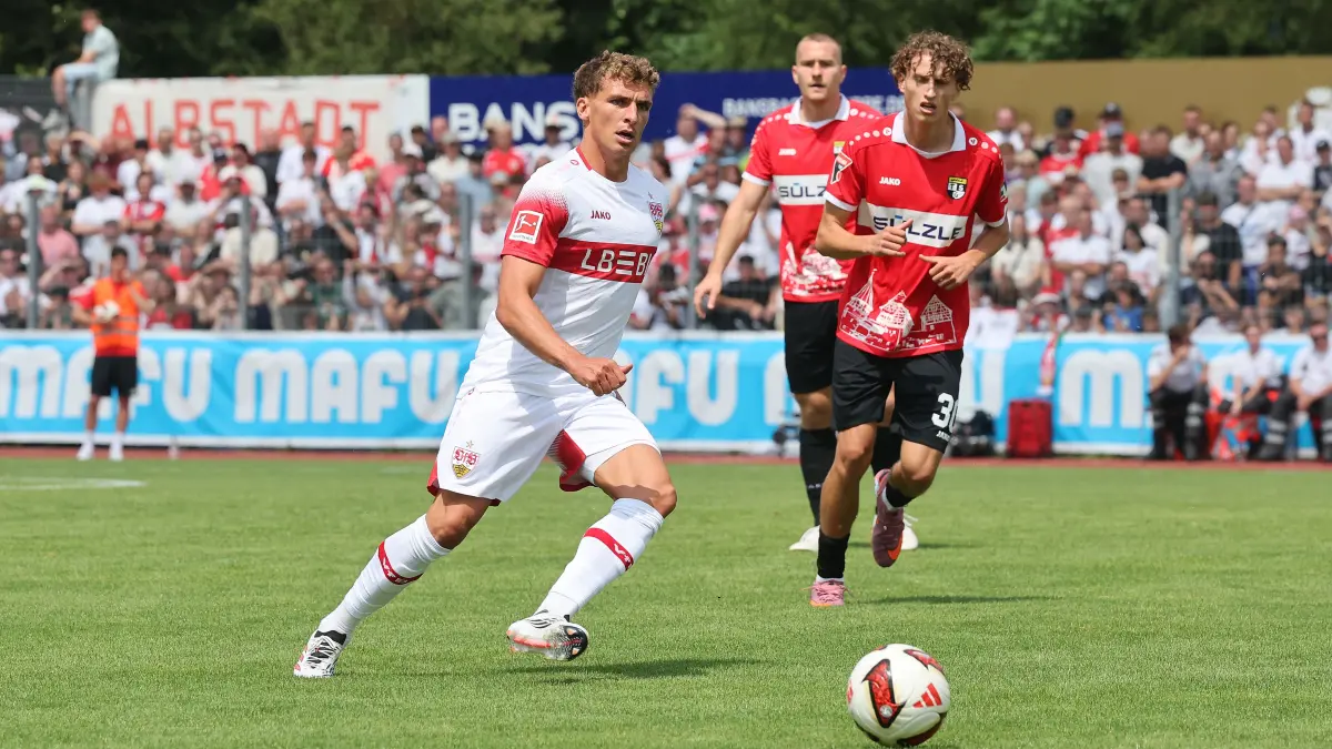 Premiere im Trikot des VfB Stuttgart: Grischa Prömel (vorne) beim ersten Testspiel des Sommers gegen die TSG Balingen