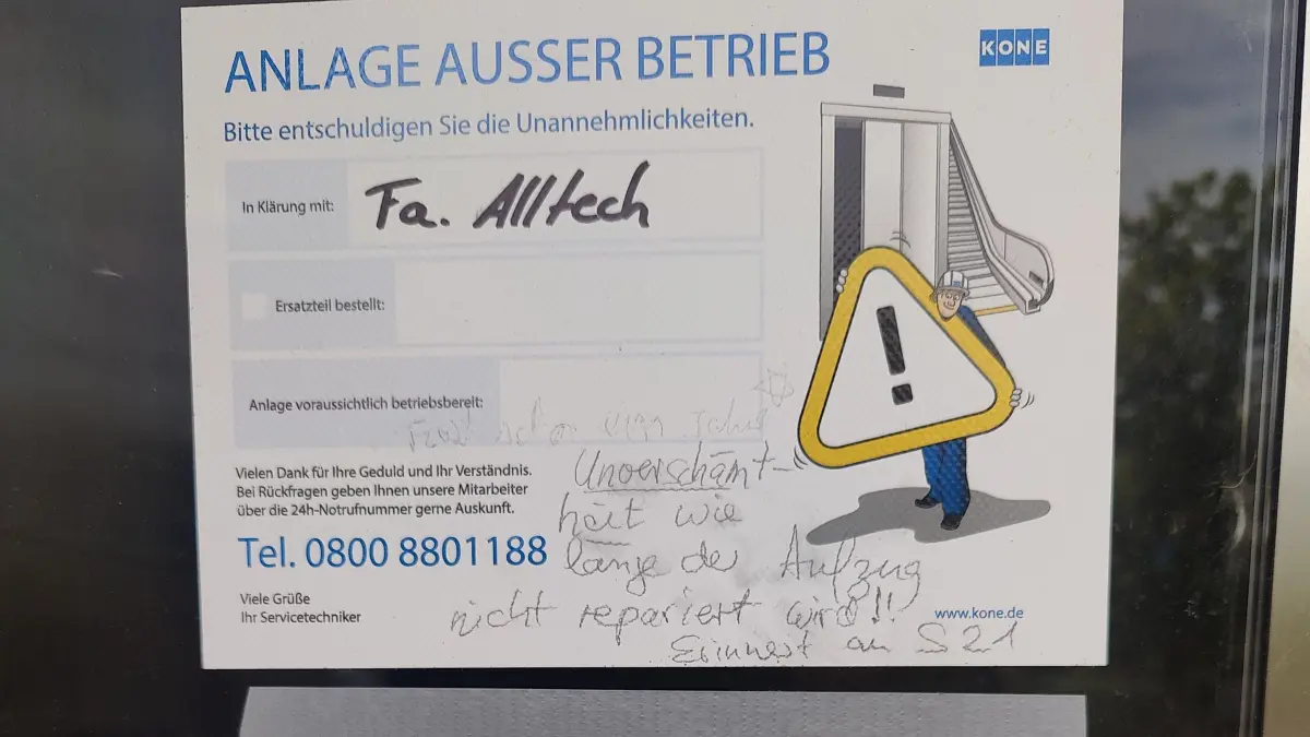 Schild im defekten Fahrstuhl zur Killesberghöhe