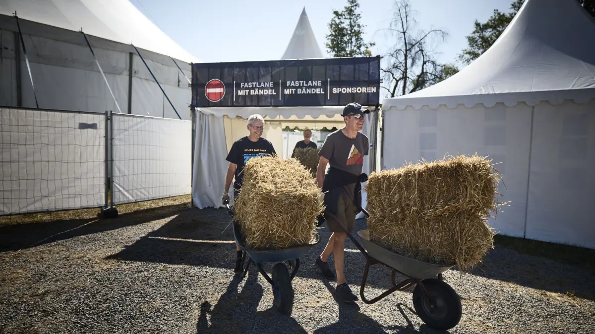 KEINEN AUSSCHNITT MACHEN Aufbau Zeltfestival der Kulturinitiative Rock Winterbach.: KEINEN AUSSCHNITT MACHEN
Winterbach, DEU, 22.07.2026
Aufbau Zeltfestival der Kulturinitiative Rock Winterbach.
No model release. Kein Einverständnis für Werbung, keine Weitergabe an Dritte.
Abgebildete Personen haben der Veröffentlichung in der STZN zugestimmt.