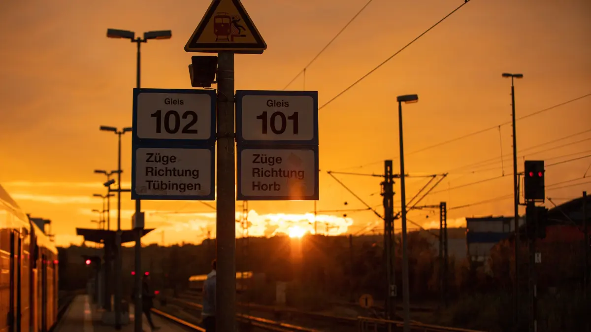 Sonnenuntergang im Herrenberg, Herrenberg Hauptbahnhof, SG H2Ku Herrenberg Kuties - SG 09 Kirchhof, Handball, 2.Bundesliga, Frauen, HBF, Saison 2020/2021, 5.Spieltag, 18.10.2020,
Foto: EIBNER/DROFITSCH