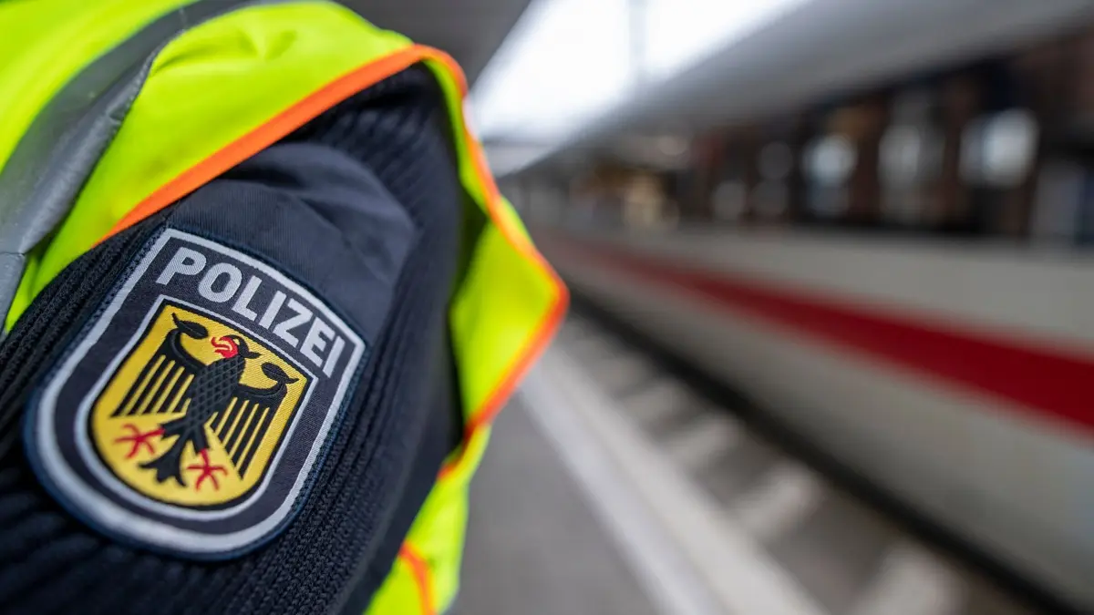 Bundespolizei: ARCHIV - 06.11.2019, Baden-Württemberg, Freiburg: Ein Bundespolizist steht am Hauptbahnhof vor einem ICE. (zu dpa: «Kein Fahrschein: Mann randaliert in Bordbistro») Foto: Patrick Seeger/dpa +++ dpa-Bildfunk +++