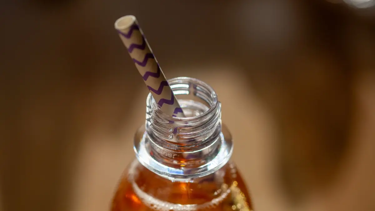 Softdrink: SYMBOLBILD - 30.01.2026, Berlin: Eine geöffnete Flasche mit einem zuckerhaltigen Erfrischungsgetränk steht auf einem Tisch, in der Öffnung steckt ein Trinkhalm. (zu dpa: «Sven Schulze unterstützt Zuckersteuer nicht») Foto: Fernando Gutierrez-Juarez/dpa +++ dpa-Bildfunk +++