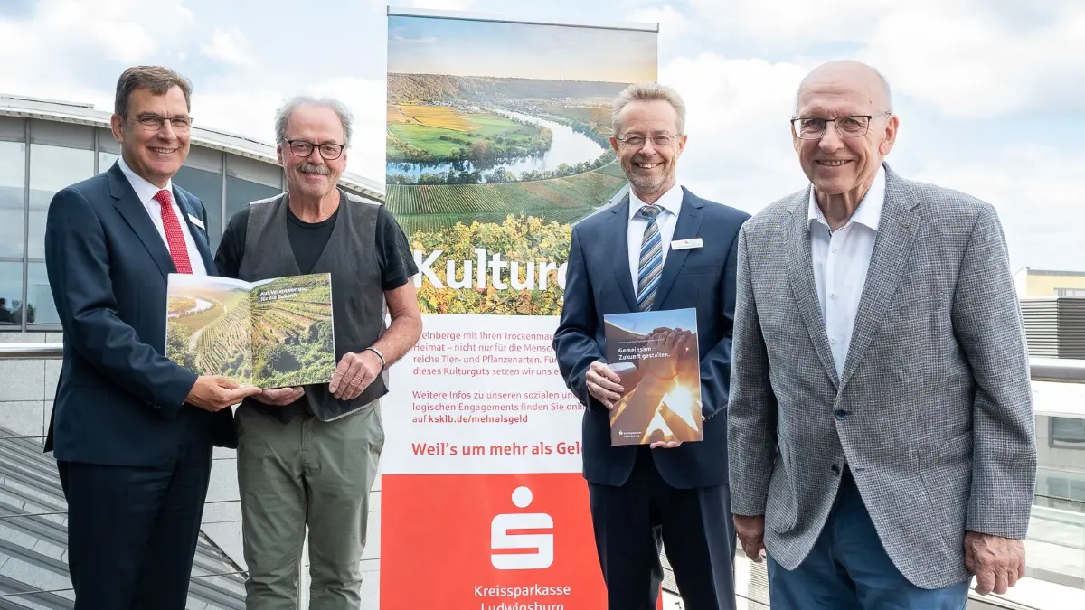 Im Bild (v. li. n. re.): Thomas Raab (Mitglied des Vorstands der Kreissparkasse Ludwigsburg),Thomas Nollenberger (Winzer, Weinbergführer und Sprecher des Vereins Schutzgemeinschaft Kirchheimer Steillagen e.V.), Dr. Heinz-Werner Schulte (Vorstandsvorsitzender der Kreissparkasse Ludwigsburg) und Bernd Essig (1. Vorsitzender des Heimatvereins Roßwag e.V.)Foto: Dalferth