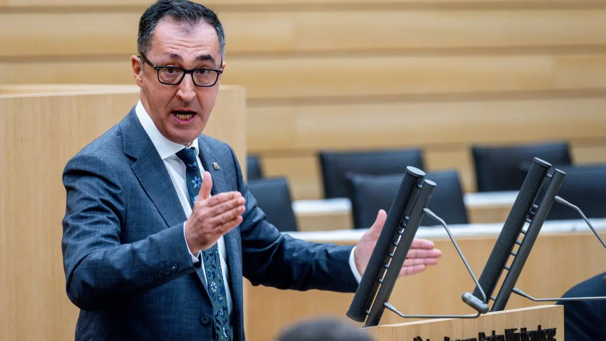 Landtag von Baden-Württemberg: 23.07.2025, Baden-Württemberg, Stuttgart: Cem Özdemir (Bündnis 90/Die Grünen), Ministerpräsident von Baden-Württemberg, spricht während einer Landtagssitzung im Landtag von Baden-Württemberg zur AfD Fraktion. Foto: Christoph Schmidt/dpa +++ dpa-Bildfunk +++