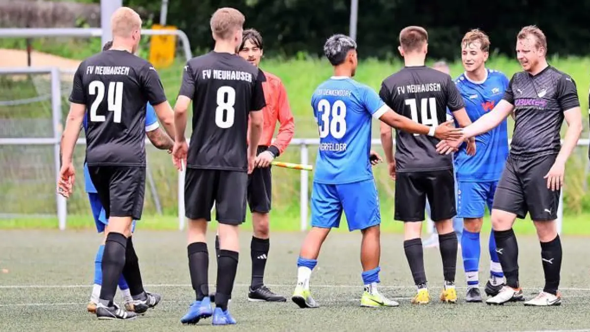 Shakehands von dem Anpfiff. Im Viertelfinale des Jahres 2025 treffen der FV Neuhausen und der TSV Denkendorf aufeinander. Der parallel im WFV-Pokal geforderte und damit personell geschwächte FVN unterliegt mit 0:5.