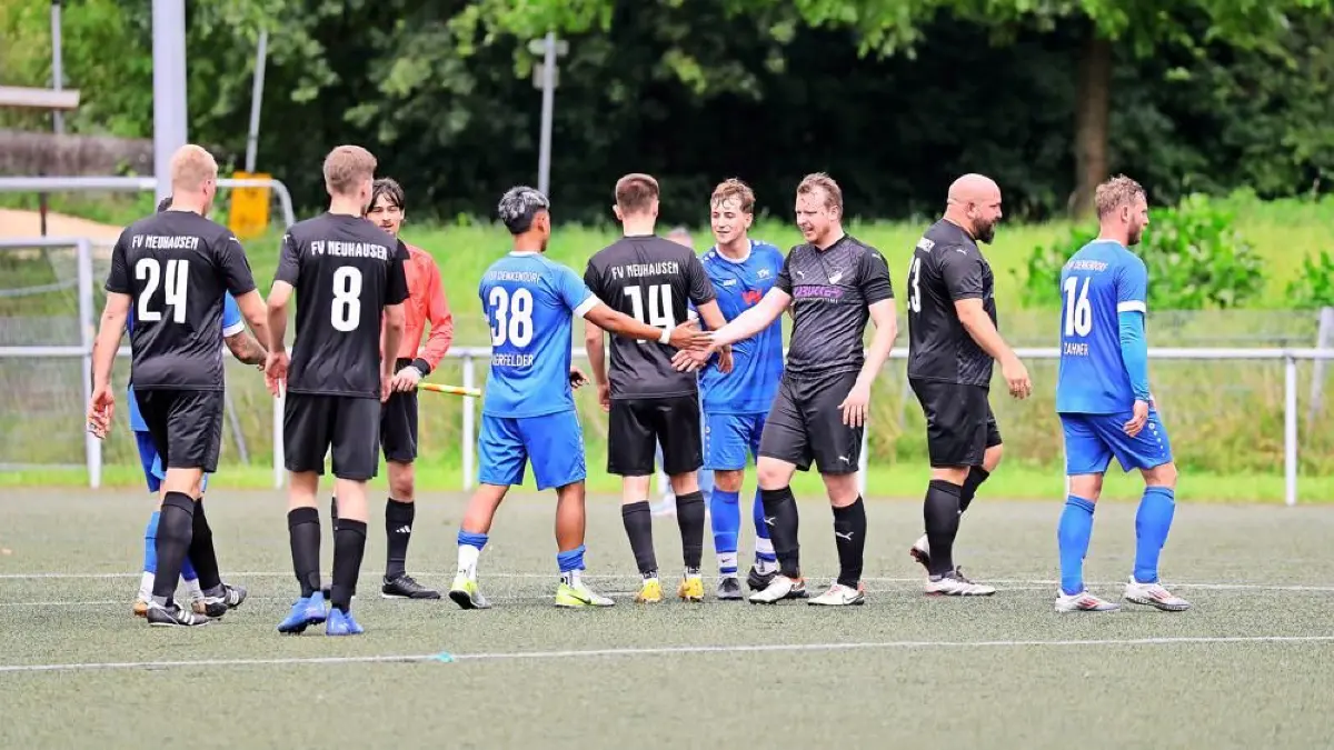 Shakehands von dem Anpfiff. Im Viertelfinale des Jahres 2025 treffen der FV Neuhausen und der TSV Denkendorf aufeinander. Der parallel im WFV-Pokal geforderte und damit personell geschwächte FVN unterliegt mit 0:5.