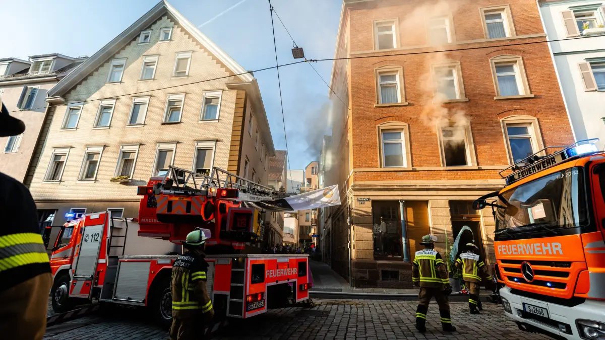 Bohnenviertelfest 2026 - Feuerwehreinsatz: 23.07.2026, Stuttgart: Einsatzkräfte der Feuerwehr bekämpfen im Bohnenviertel einen Brand in einem Haus, das auf dem Gelände des Bohnenviertelfestes steht. Foto: Lichtgut/Christoph Schmidt