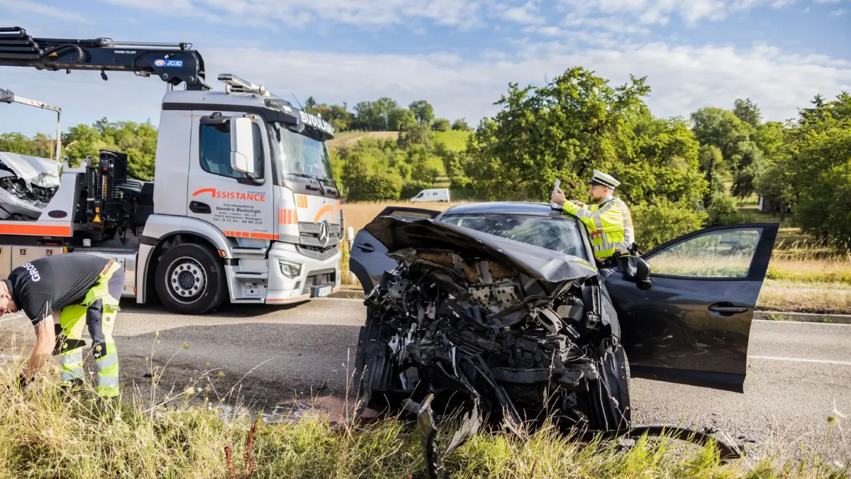 Zwei verletzte Personen und ein Sachschaden in Hoehe von insgesamt rund 30.000 Euro sind die Bilanz eines Verkehrsunfalls, der sich am Donnerstag (23.07.2026) gegen 06.50 Uhr auf der Landesstrasse 1138 zwischen Asperg und Markgroeningen ereignete.<br />
<br />
Eine 53 Jahre alte Mazda-Lenkerin fuhr in Richtung Markgroeningen. Als sie nach links in einen Feldweg abbiegen wollte, uebersah sie mutmasslich einen entgegenkommenden 19 Jahre alten Mercedes-Lenker. Nahezu frontal kollidierten daraufhin die beiden Pkw miteinander.<br />
<br />
Waehrend die 53-Jaehrige schwer verletzt wurde, erlitt der 19-Jaehrige den derzeitigen Erkenntnissen zufolge leichte Verletzungen. Beide wurden vom Rettungsdienst ins Krankenhaus gebracht.<br />
<br />
Sowohl der Mazda als auch der Mercedes waren nicht mehr fahrbereit und mussten abgeschleppt werden. Die Strecke war bis etwa 9.00 Uhr voll gesperrt.<br />
<br />
Neben Polizei und Rettungsdienst war auch die Feuerwehr im Einsatz.