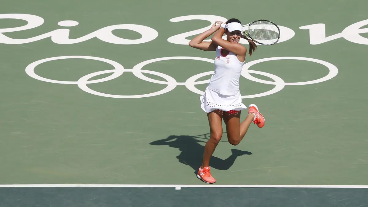 Ana Ivanovic schlägt einen Return gegen die Spanierin Carla Suárez Navarro während ihres Einzelspiels der Frauen im Rahmen der Olympischen Spiele 2016 in Rio de Janeiro.