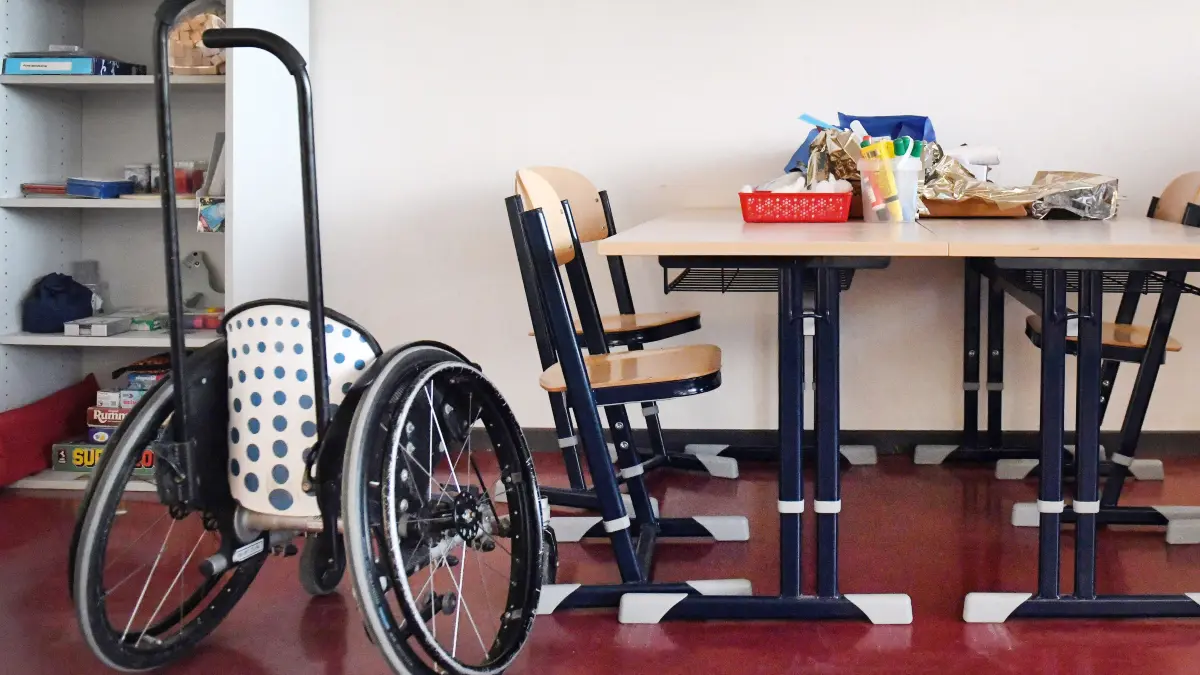 07.12.2017, Brandenburg, Potsdam: Ein Rollstuhl steht in einem Klassenraum. Inklusion bedeutet das gemeinsame Lernen von Kindern mit und ohne Behinderung.
Schulkinder mit und ohne Behinderung sollten zusammen lernen, finden viele Lehrkräfte. (zu dpa: «Gemeinsam lernen ist gar nicht so einfach») Foto: Maurizio Gambarini/dpa - Honorarfrei nur für Bezieher des Dienstes dpa-Nachrichten für Kinder +++ dpa-Nachrichten für Kinder +++