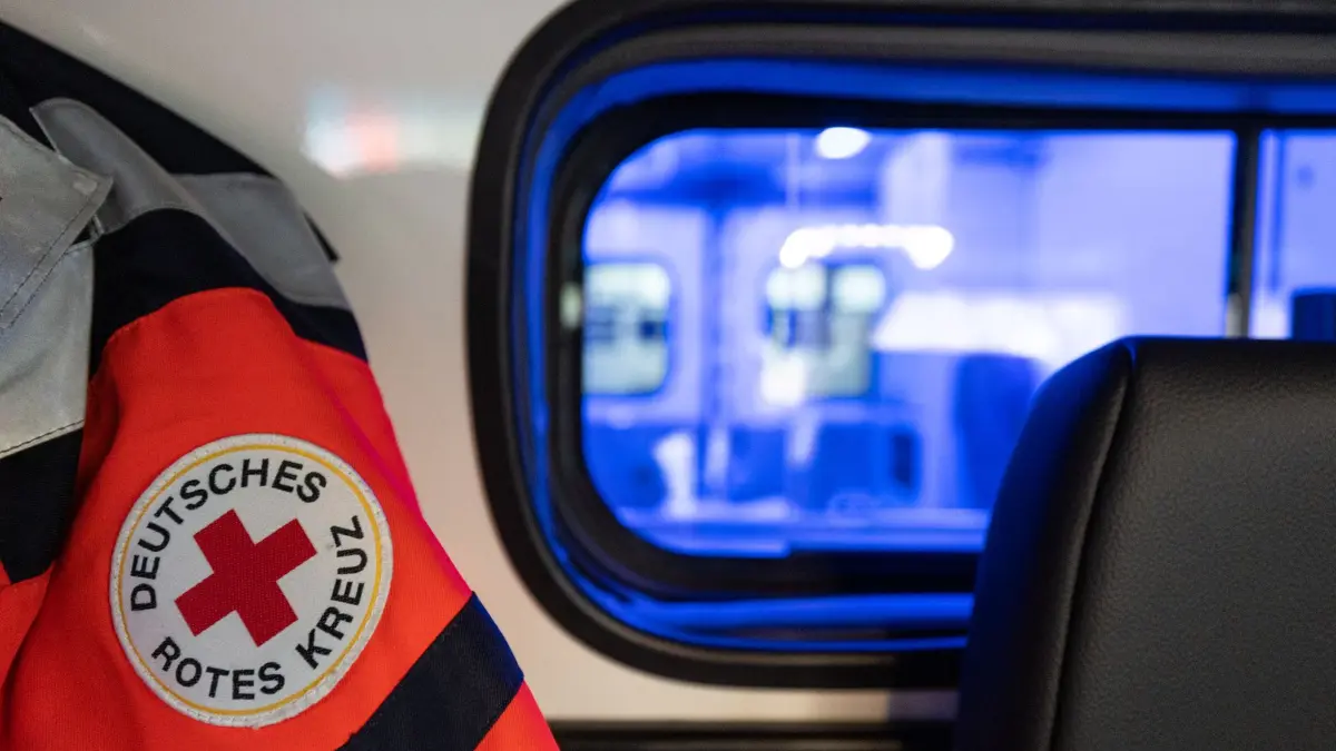 Rettungsdienst: ARCHIV - 03.11.2022, Hessen, Frankfurt/Main: Eine Einsatzjacke des Deutschen Roten Kreuzes (DRK) in der Fahrerkabine eines Rettungswagens. (zu dpa: «Mit Auto beim Abbiegen zusammengestoßen - Zwei Verletzte») Foto: Hannes P Albert/dpa +++ dpa-Bildfunk +++
