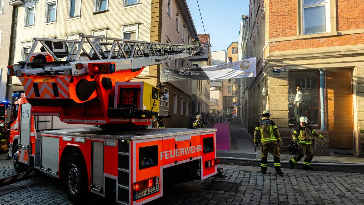 Bohnenviertelfest 2026 - Feuerwehreinsatz: 23.07.2026, Stuttgart: Einsatzkräfte der Feuerwehr bekämpfen im Bohnenviertel einen Brand in einem Haus, das auf dem Gelände des Bohnenviertelfestes steht. Foto: Lichtgut/Christoph Schmidt