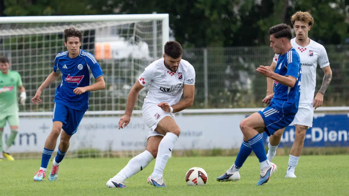 Filip Bradara (SV Croatia Reutlingen, #20), Agim Deskaj (VfL Sindelfingen, #23)
GER, Fussball, VfL Sindelfingen vs. SV Croatia Reutlingen, Testspiel, Saison 2026/2027, 19.07.2027
Foto: Eibner/Carsten Schwering