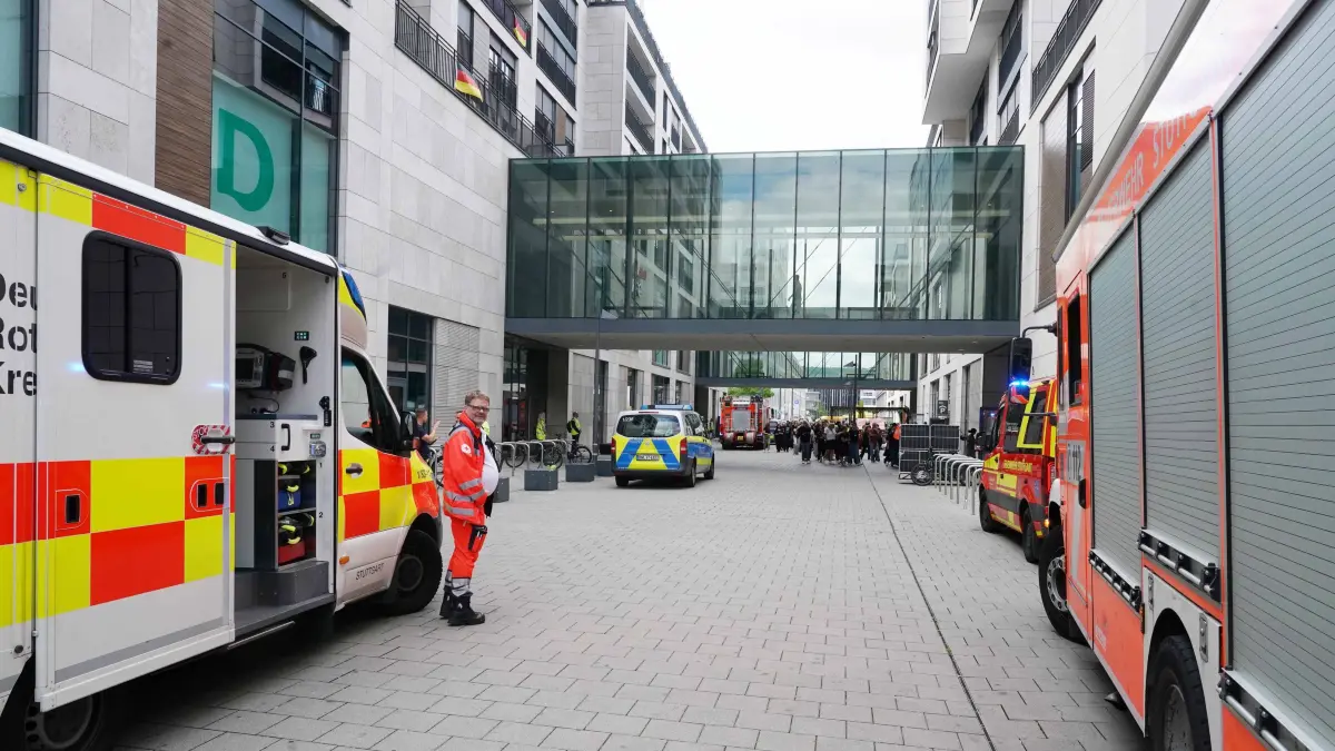 Stuttgart Tatort Milaneo Frau 47 mit dem Messer Schwer Verletzt kurz nach 10.00 Uhr um 12.50 Uhr der Taeter ist festgenommen worden. Zuvor Polizei und Feuerwehr Grosseinsatz. Foto Andreas Rosar Fotoagentur-Stuttgart 23.07.2026