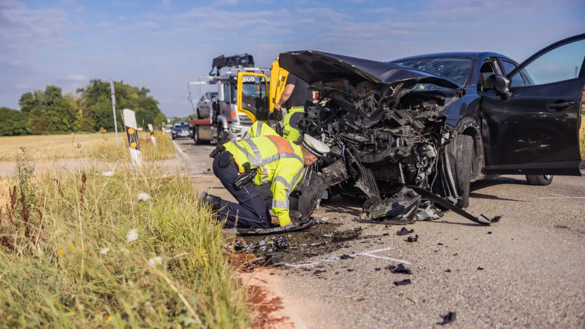 Zwei verletzte Personen und ein Sachschaden in Hoehe von insgesamt rund 30.000 Euro sind die Bilanz eines Verkehrsunfalls, der sich am Donnerstag (23.07.2026) gegen 06.50 Uhr auf der Landesstrasse 1138 zwischen Asperg und Markgroeningen ereignete.<br />
<br />
Eine 53 Jahre alte Mazda-Lenkerin fuhr in Richtung Markgroeningen. Als sie nach links in einen Feldweg abbiegen wollte, uebersah sie mutmasslich einen entgegenkommenden 19 Jahre alten Mercedes-Lenker. Nahezu frontal kollidierten daraufhin die beiden Pkw miteinander.<br />
<br />
Waehrend die 53-Jaehrige schwer verletzt wurde, erlitt der 19-Jaehrige den derzeitigen Erkenntnissen zufolge leichte Verletzungen. Beide wurden vom Rettungsdienst ins Krankenhaus gebracht.<br />
<br />
Sowohl der Mazda als auch der Mercedes waren nicht mehr fahrbereit und mussten abgeschleppt werden. Die Strecke war bis etwa 9.00 Uhr voll gesperrt.<br />
<br />
Neben Polizei und Rettungsdienst war auch die Feuerwehr im Einsatz.