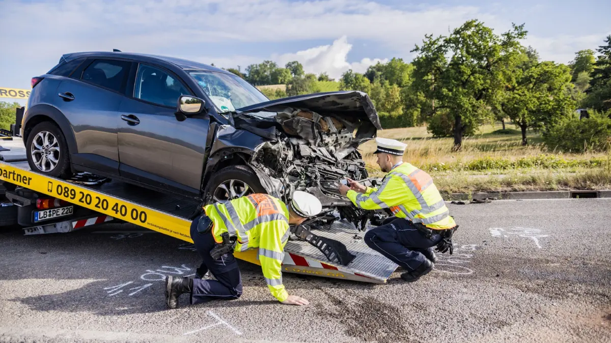 Zwei verletzte Personen und ein Sachschaden in Hoehe von insgesamt rund 30.000 Euro sind die Bilanz eines Verkehrsunfalls, der sich am Donnerstag (23.07.2026) gegen 06.50 Uhr auf der Landesstrasse 1138 zwischen Asperg und Markgroeningen ereignete.<br />
<br />
Eine 53 Jahre alte Mazda-Lenkerin fuhr in Richtung Markgroeningen. Als sie nach links in einen Feldweg abbiegen wollte, uebersah sie mutmasslich einen entgegenkommenden 19 Jahre alten Mercedes-Lenker. Nahezu frontal kollidierten daraufhin die beiden Pkw miteinander.<br />
<br />
Waehrend die 53-Jaehrige schwer verletzt wurde, erlitt der 19-Jaehrige den derzeitigen Erkenntnissen zufolge leichte Verletzungen. Beide wurden vom Rettungsdienst ins Krankenhaus gebracht.<br />
<br />
Sowohl der Mazda als auch der Mercedes waren nicht mehr fahrbereit und mussten abgeschleppt werden. Die Strecke war bis etwa 9.00 Uhr voll gesperrt.<br />
<br />
Neben Polizei und Rettungsdienst war auch die Feuerwehr im Einsatz.