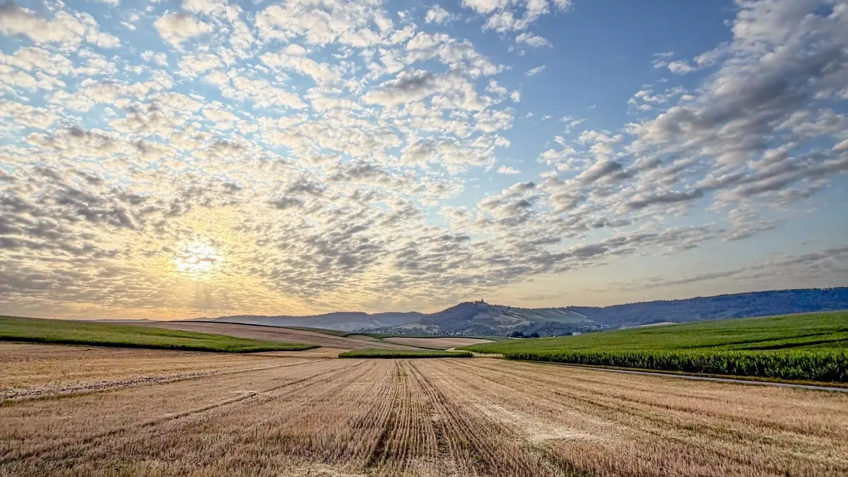 Nach der Getreide Ernte im Bottwartal. Durchwachsenes Wetter im Kreis Ludwigsburg -Wetterfoto Yannick Garbe