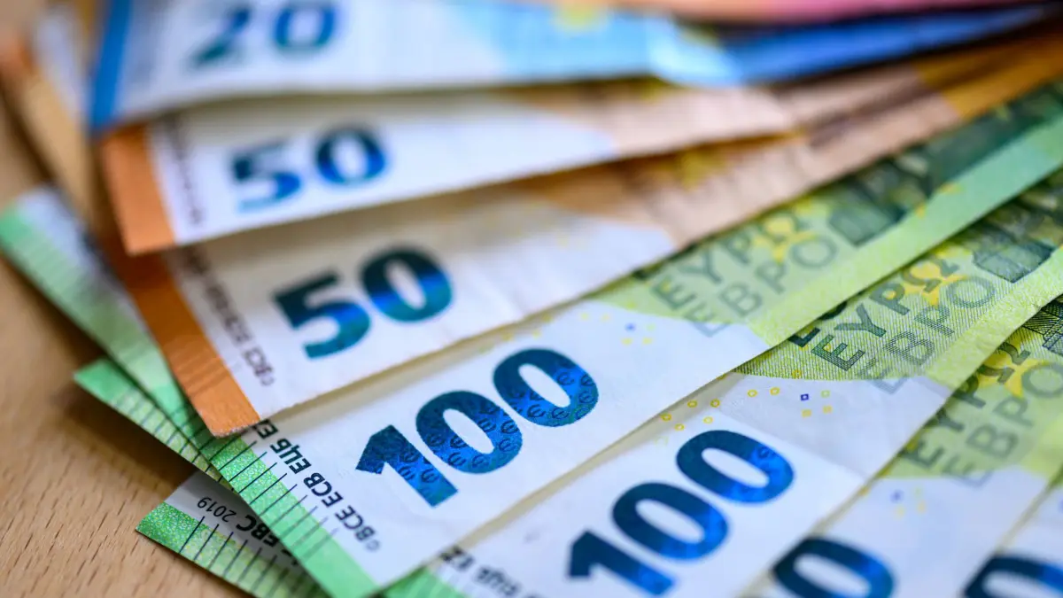 Euro-Banknoten: ARCHIV - 15.09.2025, Sachsen, Leipzig: Geldscheine liegen auf einem Tisch. (Symbolbild) (zu dpa: «Europäer können über Design neuer Euro-Banknoten abstimmen») Foto: Hendrik Schmidt/dpa +++ dpa-Bildfunk +++