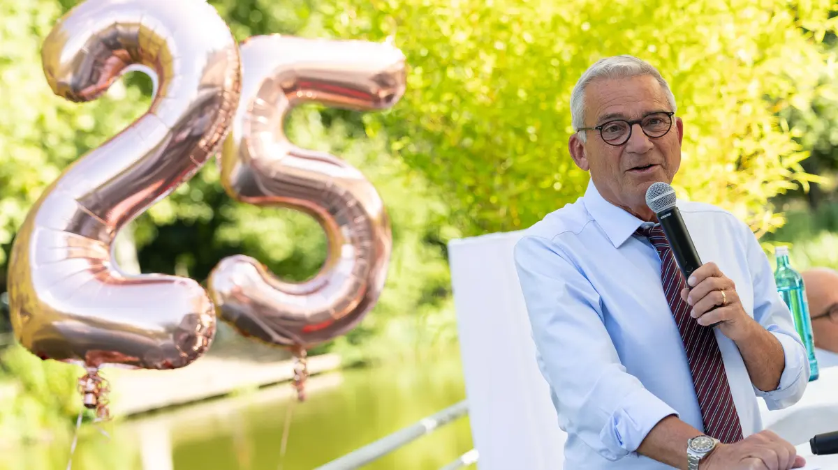 Landtagspräsident Thomas Strobl besucht die 20 Jahr Feier von VERDI im Café Nil.