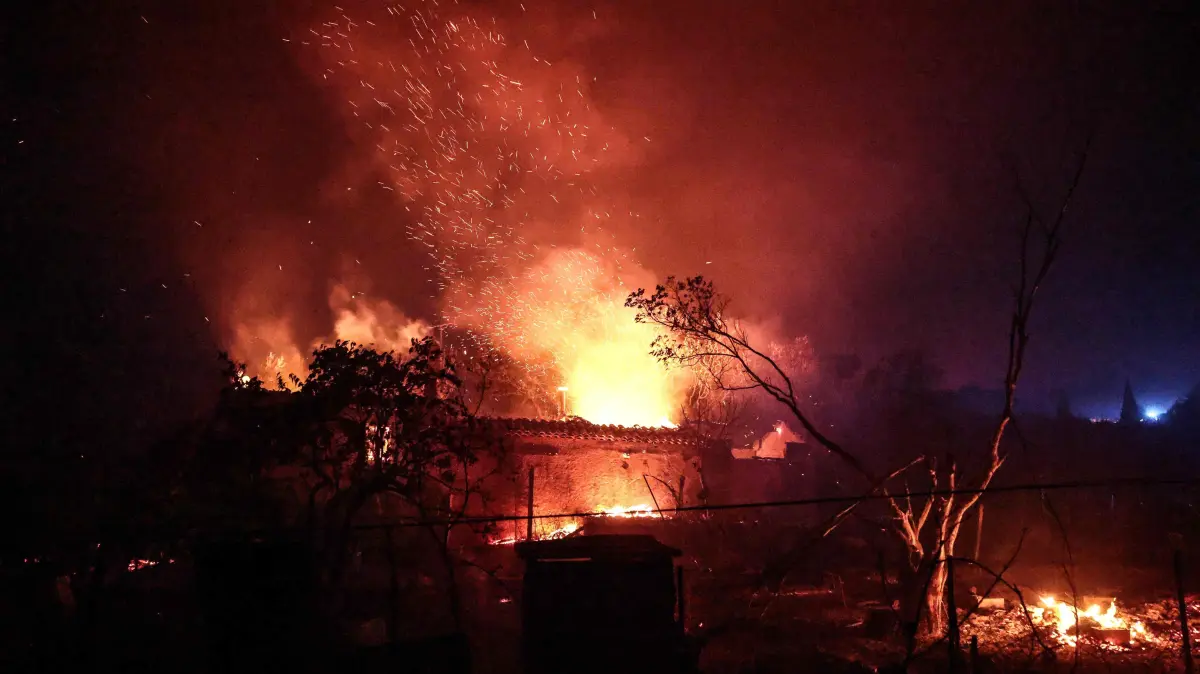 Cotignac: Im Südosten Frankreichs wird ein Haus von einem Feuer zerstört.