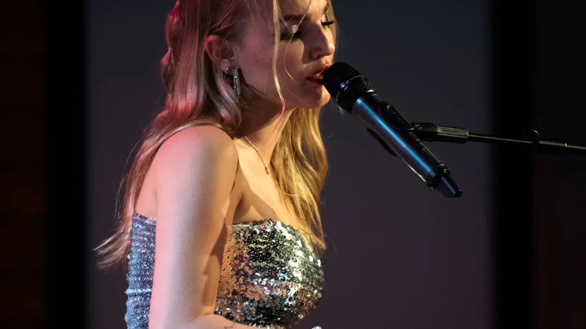 Singt und spielt Klavier: Kiara Huber.