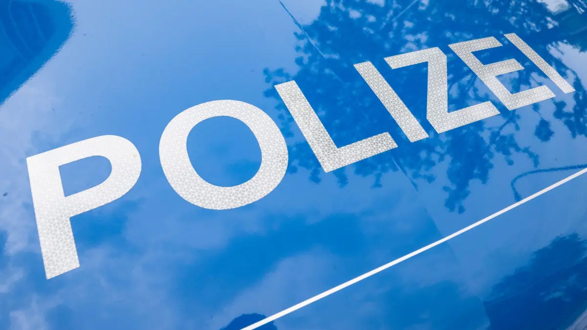 Symbolbild Polizei: ARCHIV - 25.08.2023, Hessen, Offenbach/M.: Der Schriftzug „Polizei“ ist auf einem Streifenwagen zu lesen. (zu dpa: «Betrugsmasche mit Investments: Polizei schnappt 38-Jährigen») Foto: Boris Roessler/dpa +++ dpa-Bildfunk +++