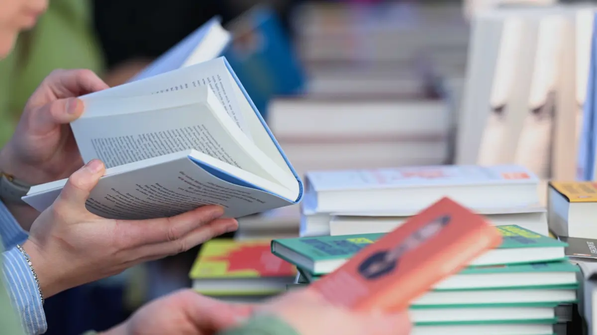 Besucherinnen und Besucher schauen sich auf der Leipziger Buchmesse um. (Symbolbild)