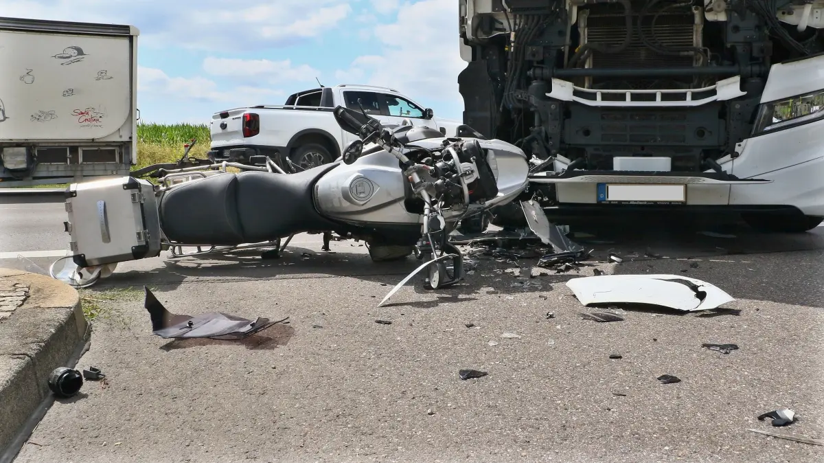 23.07.2026: Zu einem schweren Verkehrsunfall zwischen einem Motorrad und einem Sattelschlepper kam es am Donnerstagmittag auf der B295 bei Weilimdorf. Aus bisher unbekannter Ursache kollidierten im Kreuzungsbereich der B295 mit der Weissacher Straße ein in Richtung Ditzingen fahrendes Motorrad mit einem von der Autobahn her kommenden Sattelschlepper. Der Motorradfahrer wurde vom Rettungsdienst in ein Krankenhaus transportiert, zu den Verletzungen liegen keine Angaben vor. Durch den Unfall kam auf der Bundesstraße in Richtung Ditzingen zu erheblichen Behinderungen, Polizeibeamte regelten den Verkehr.
Foto: KS-Images.de/Andreas Rometsch